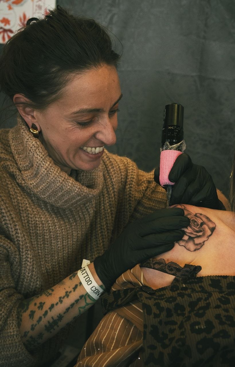 Etme Delancre en train de tatouer